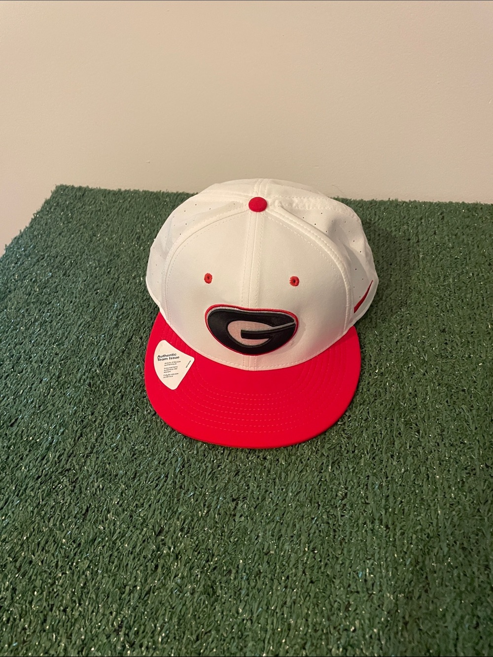 Men’s Nike Natural Georgia Bulldogs
True Dri-Fit Fitted Hat size 8